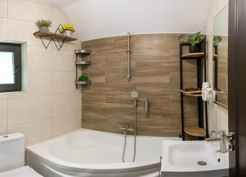 Etaj – baie cu cadă