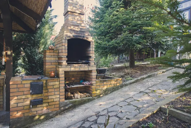 Exterior – grătar și afumătoare